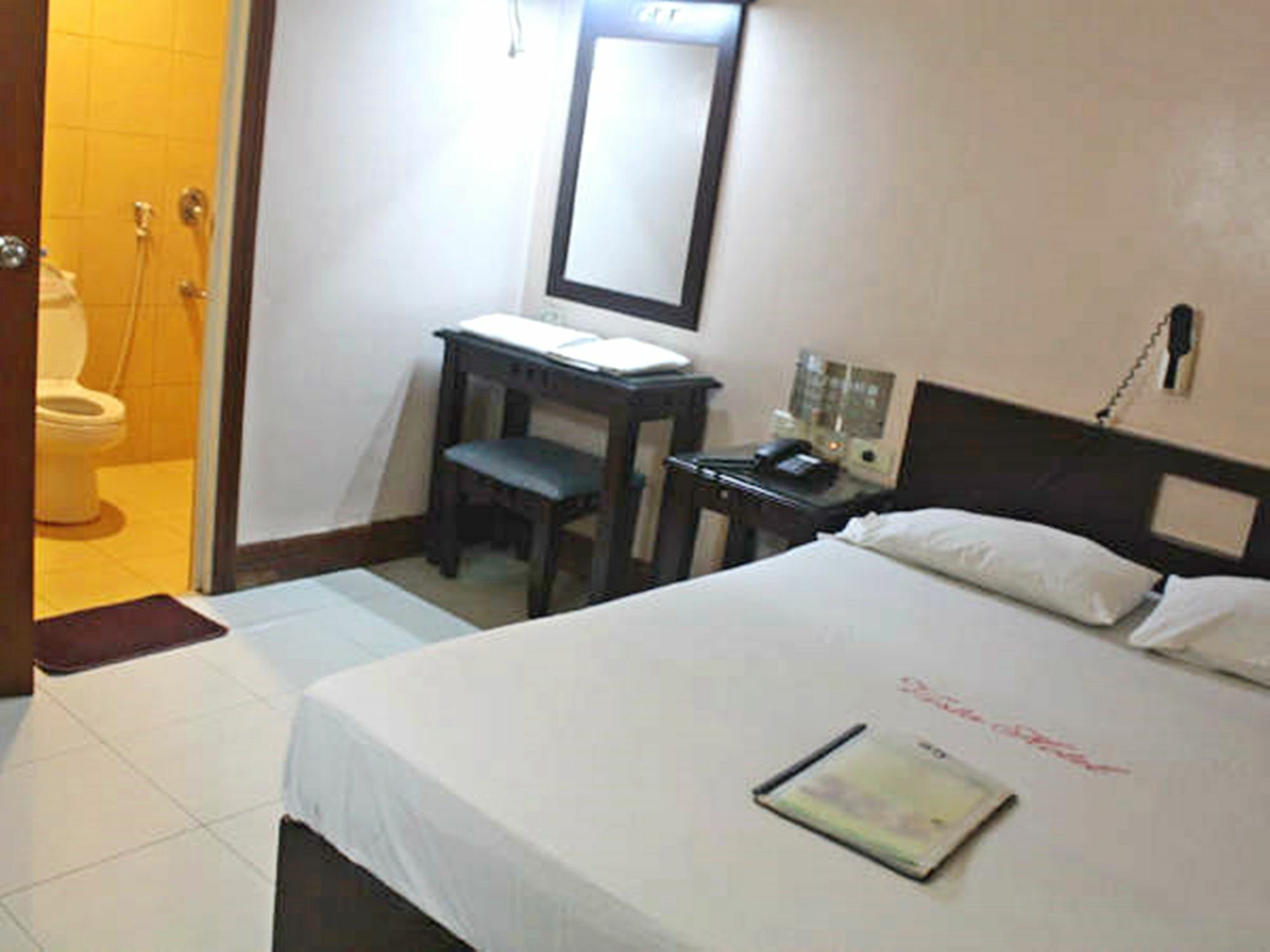 Vista Apartelle Makati City Exterior foto